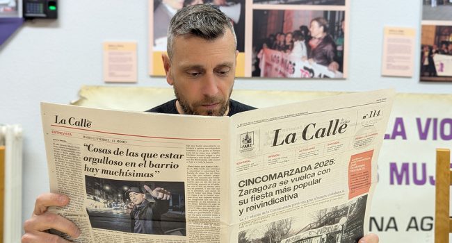 (Archivo, 2025) Arturo Sancho, en la sede de la FABZ, leyendo "La Calle de Todas" | Foto: Iker G. Izagirre / AraInfo
