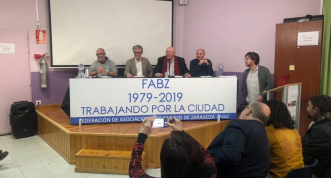 El alcalde de Zaragoza, Pedro Santisteve, Juan Antonio Caballero, presidente de la Confederación Estatal de Asociaciones Vecinales (CEAV) y Francisco Polo, presidente de la Federación de Vecinos de Teruel y CAVAragón, durante la sesión de clausura.