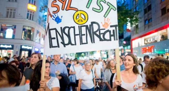 Protesta en Viena por el maltrato a las personas migrantes.