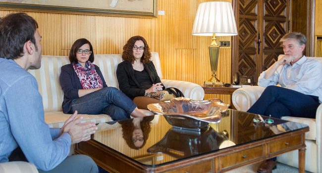 Las profesoras Hernández y Biel en la reunión con Santisteve y Muñoz. Foto: AZ