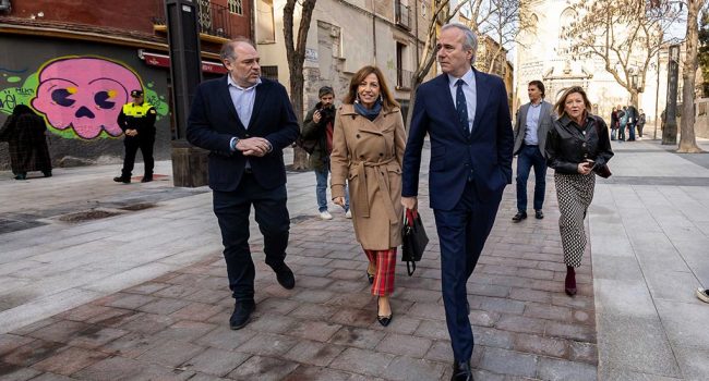 Azcón y el gobierno municipal inaugurando la reforma de la plaza