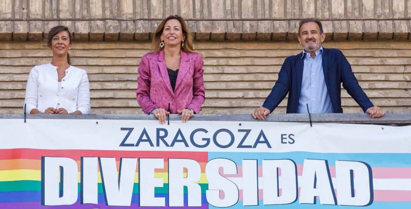 La alcaldesa de Zaragoza, Natalia Chueca, posando para la foto por el Día del Orgullo LGTBIQA+ | Foto: AZ