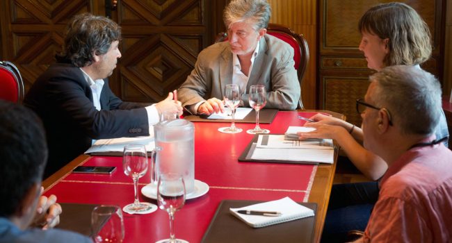 Santisteve y Artigas durante la reunión con representantes de AEOPAS y RAPA.