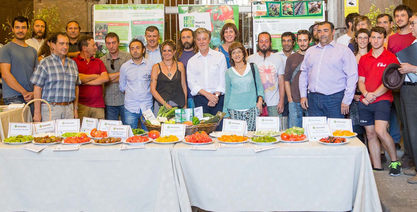 Santisteve y Artigas junto a las y los agricultores agroecológicos de la Red, en el acto de presentación. Foto: Miguel Gracia García (AZ)