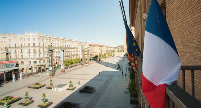Bandera francesa a media asta en el Ayuntamiento de Zaragoza. Foto: Daniel Marcos
