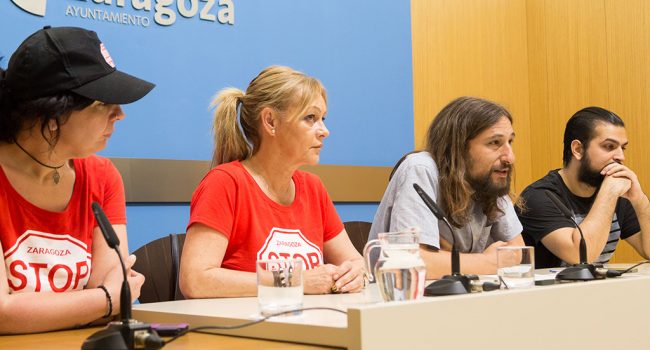 Híjar junto a las representantes de Stop Desahucios durante la rueda de prensa de este viernes. Foto: Miguel Gracia García