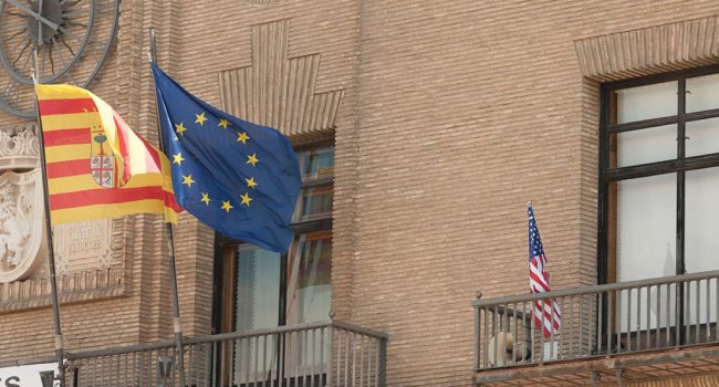 Bandera de EEUU a media asta en el Ayuntamiento de Zaragoza. Foto: AZ