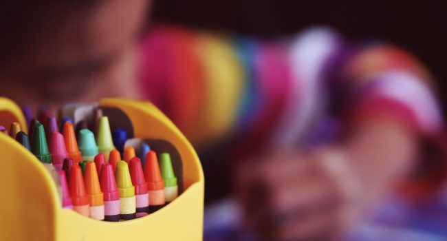 Una niña en un colegio o centro escolar