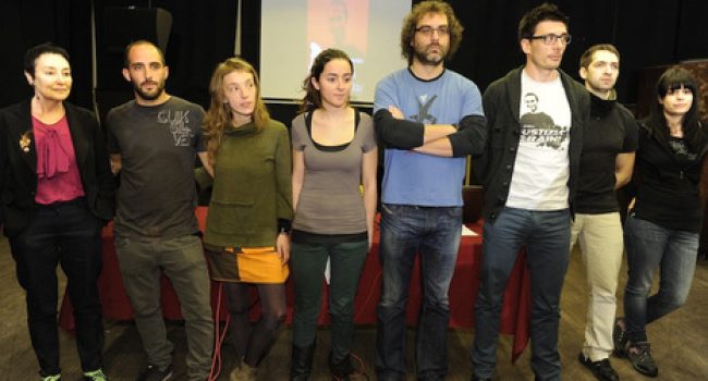 Abogada, familiares y amigos de Iñigo Cabacas en la comparecencia de este viernes en Bilbo. Foto: Argazki Press