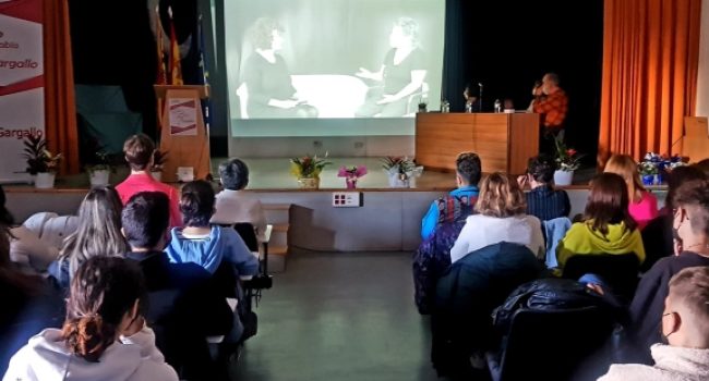 Presentación de la guía didáctica "Abriendo ventanas" en el IES Pablo Gargallo. Foto: DGA.