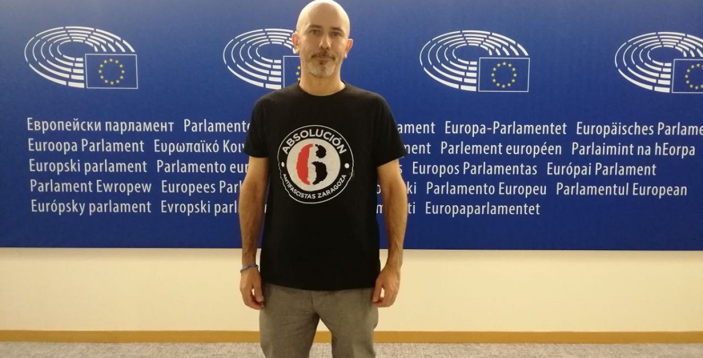El representante de la Plataforma de Padres y Madres por la Absolución de los Seis de Zaragoza, Francho Aijón Ponzán, en el Parlamento Europeo
