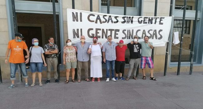 Desde el 28 de julio, las personas sin hogar, desalojadas del hotel de Sareb, pasan la noche al raso en Plaza del Pilar. Foto: @DesahuciadxsZGZ