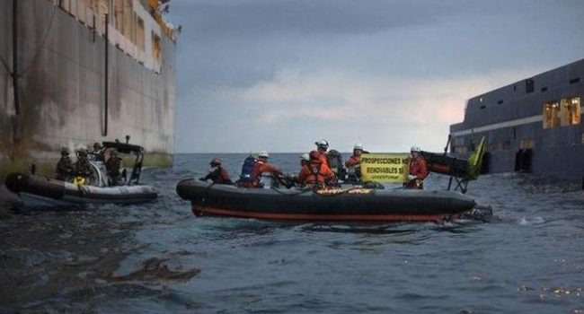 Activistas de Greenpeace en aguas canarias protestando contra las prospecciones. Foto: Greenpeace