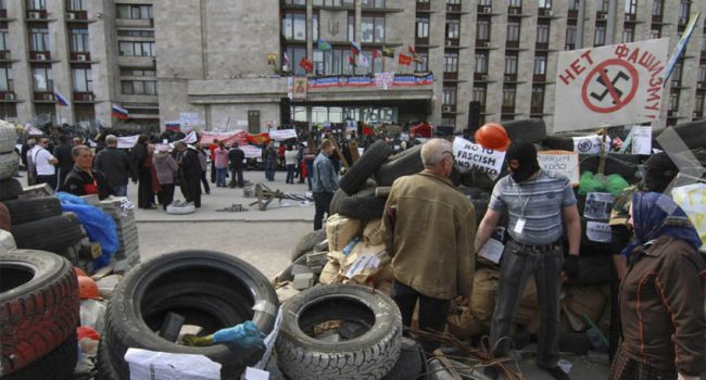Activistas prorrusos participan en una concentración frente a un edificio gubernamental ocupado en Donetsk (Ucrania).