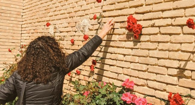 Homenaje de ARMHA las víctimas del franquismo en la tapia del cementerio de Torrero | Foto: Iker G. Izagirre / AraInfo