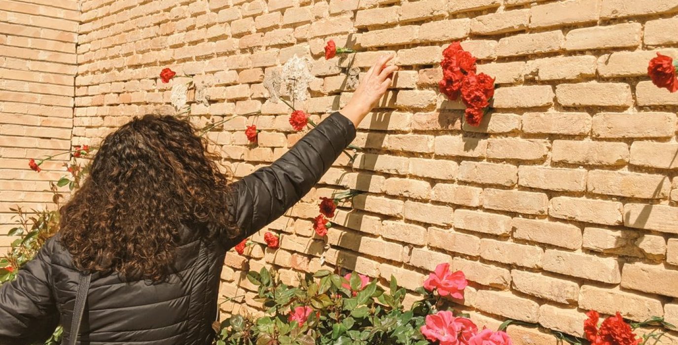 Homenaje de ARMHA las víctimas del franquismo en la tapia del cementerio de Torrero | Foto: Iker G. Izagirre / AraInfo