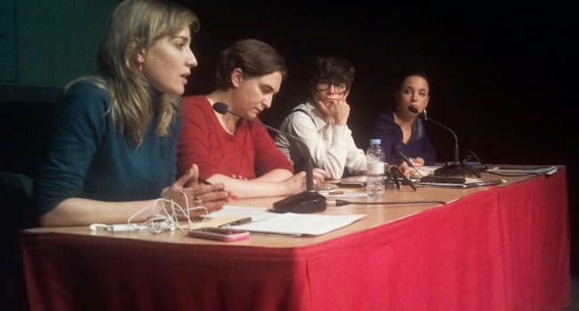 Tania Sánchez en un acto con Ada Colau y Maru Díaz. Foto: AraInfo.