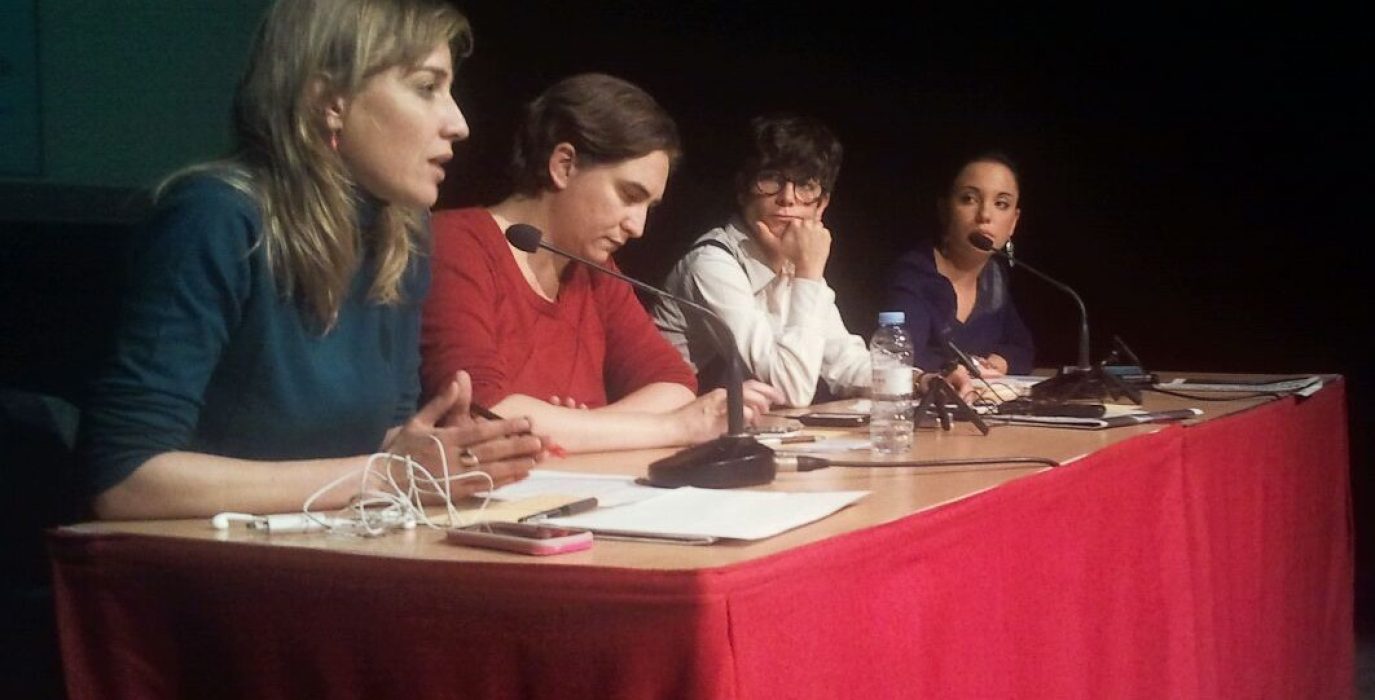 Tania Sánchez en un acto con Ada Colau y Maru Díaz. Foto: AraInfo.