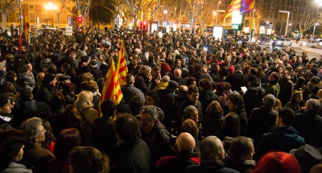 Cerca de 2000 personas en el acto en Zaragoza en apoyo al barrio de Gamonal. Foto: AraInfo