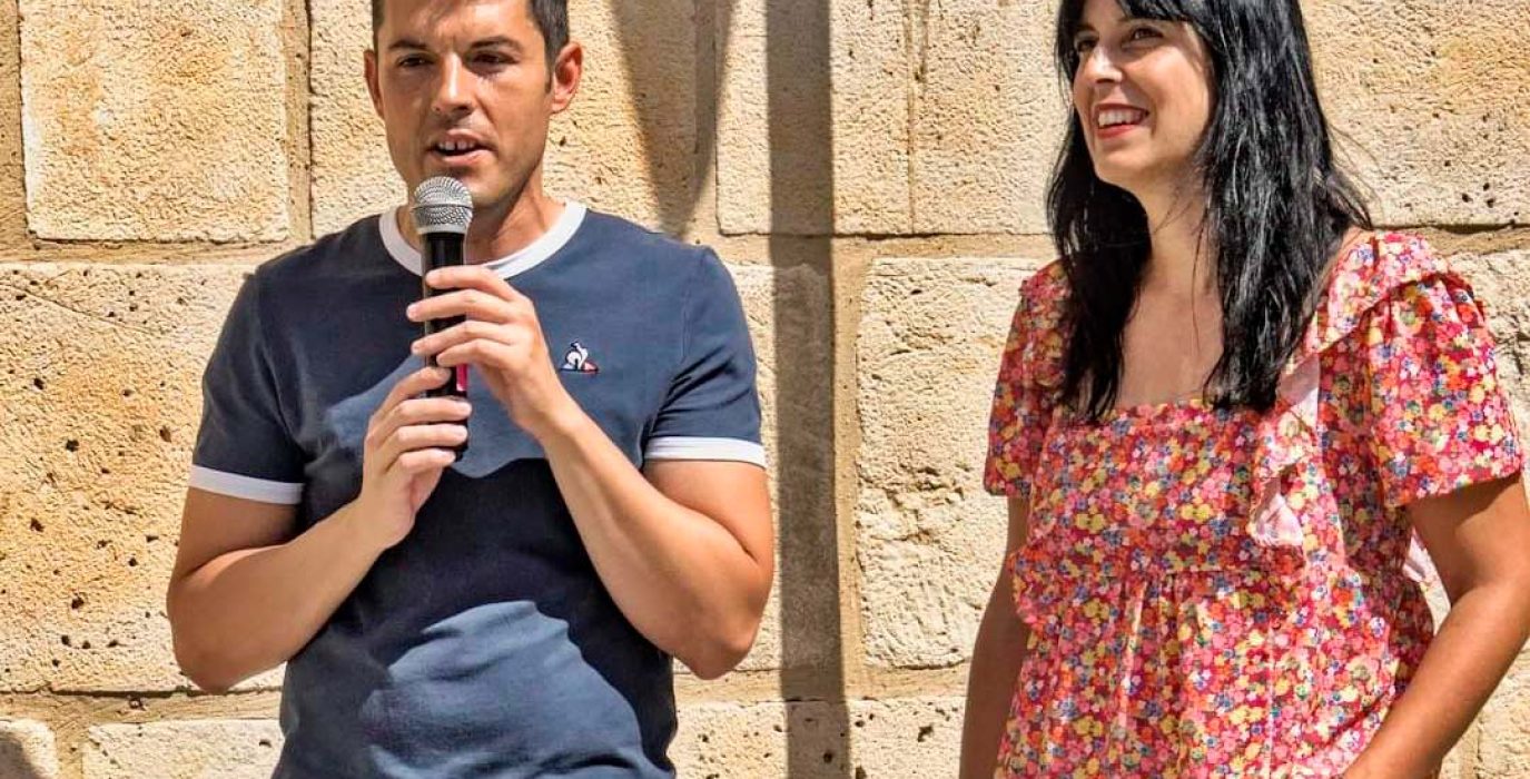 adrian tello con microfono junto a carolina gimeno en las fiestas de la muela
