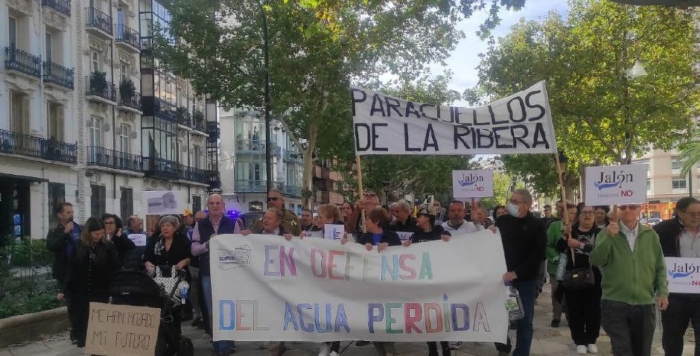 Afectadas por el trasvase del Jalón protestan ante la CHE en Zaragoza