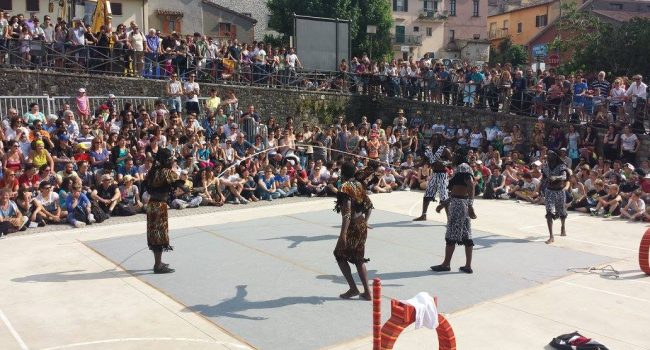 La compañía keniata Afro Jungle Jeegs es un proyecto de circo social que trabaja con menores.