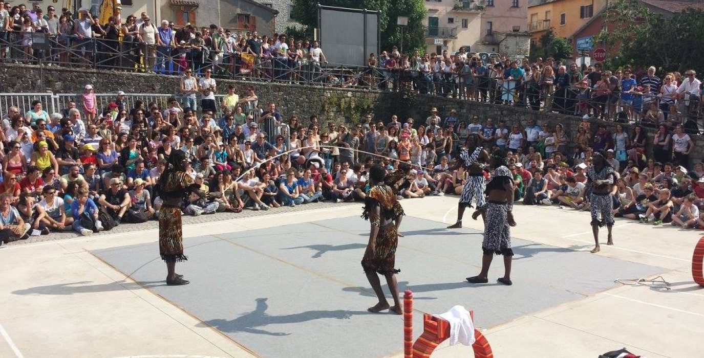 La compañía keniata Afro Jungle Jeegs es un proyecto de circo social que trabaja con menores.