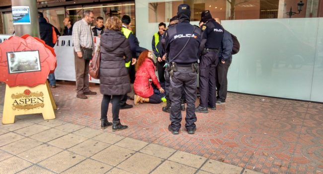 El trabajador tendido en el suelo momentos después de la agresión. Foto: @somosurbanosza