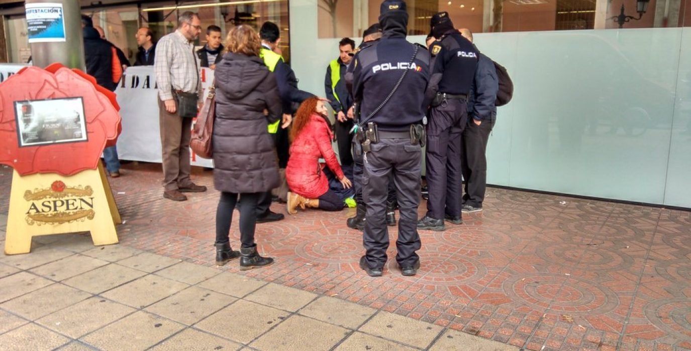 El trabajador tendido en el suelo momentos después de la agresión. Foto: @somosurbanosza