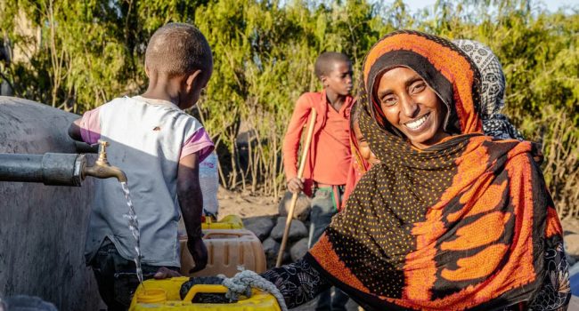 Seadiya Mohamed (Tigray, Etiopía) coge agua cerca de su casa tras la instalación de una fuente con apoyo de Oxfam Intermón | Foto: Zerubabel Tore / Oxfam