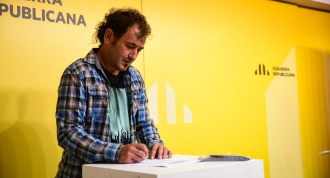 Chemari García sinya lo manifiesto en representación de Puyalón | Foto: ERC