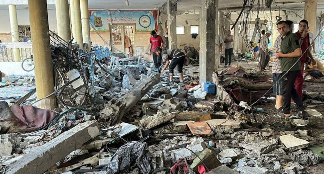 La escuela Al Tabaín después de su destrucción. | Foto: Al Jazeera English