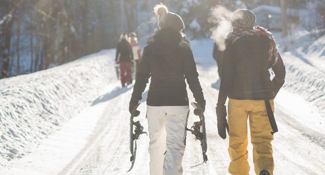 Dos personas en la nieve a punto de esquiar hacer esqui