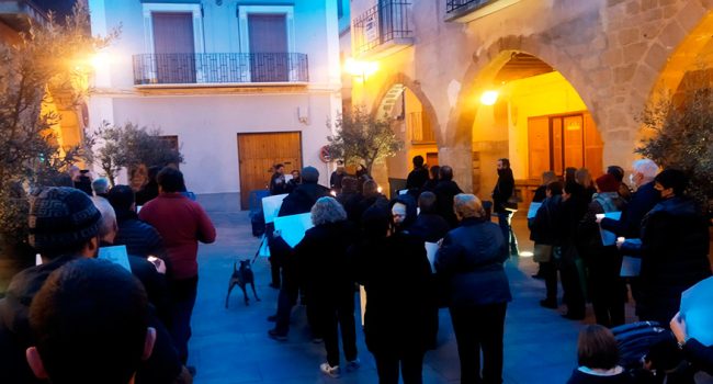 un grupo de personas se concentran en alcorisa contra la masificación de renovables