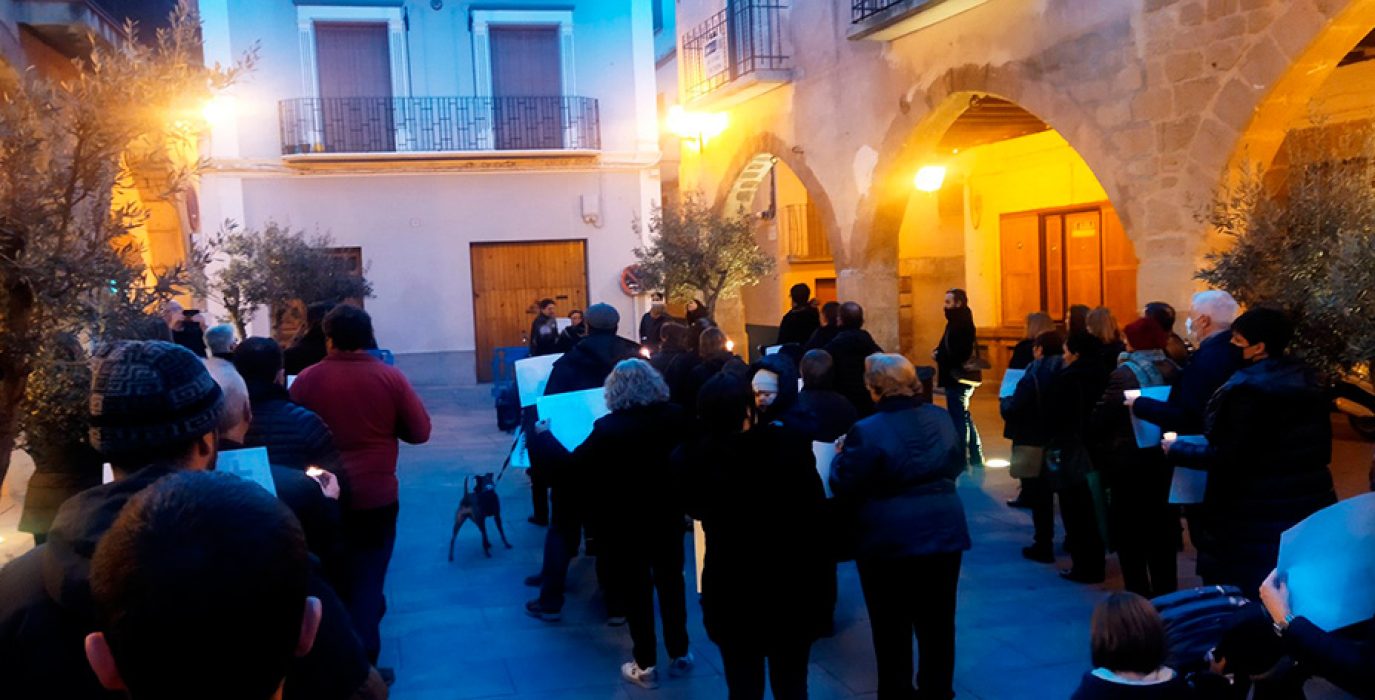 un grupo de personas se concentran en alcorisa contra la masificación de renovables