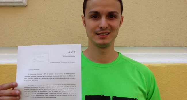 Alfonso Zafra, de +EF, con una de las hojas firmadas. Foto: +EF