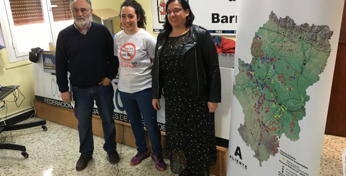 Javier Oquendo, de la Plataforma a favor de los paisajes de Teruel; Teresa Bardají, de la plataforma La Fueva no se vende, y María Peña, de la Plataforma en defensa de la estepa del Huerva, en la rueda de prensa de este miércoles