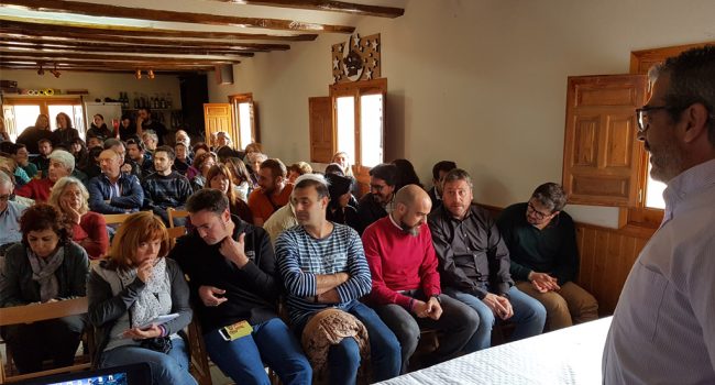 Soro durante la mesa contra la despoblación organizada este sábado en Allepuz. Foto: DGA