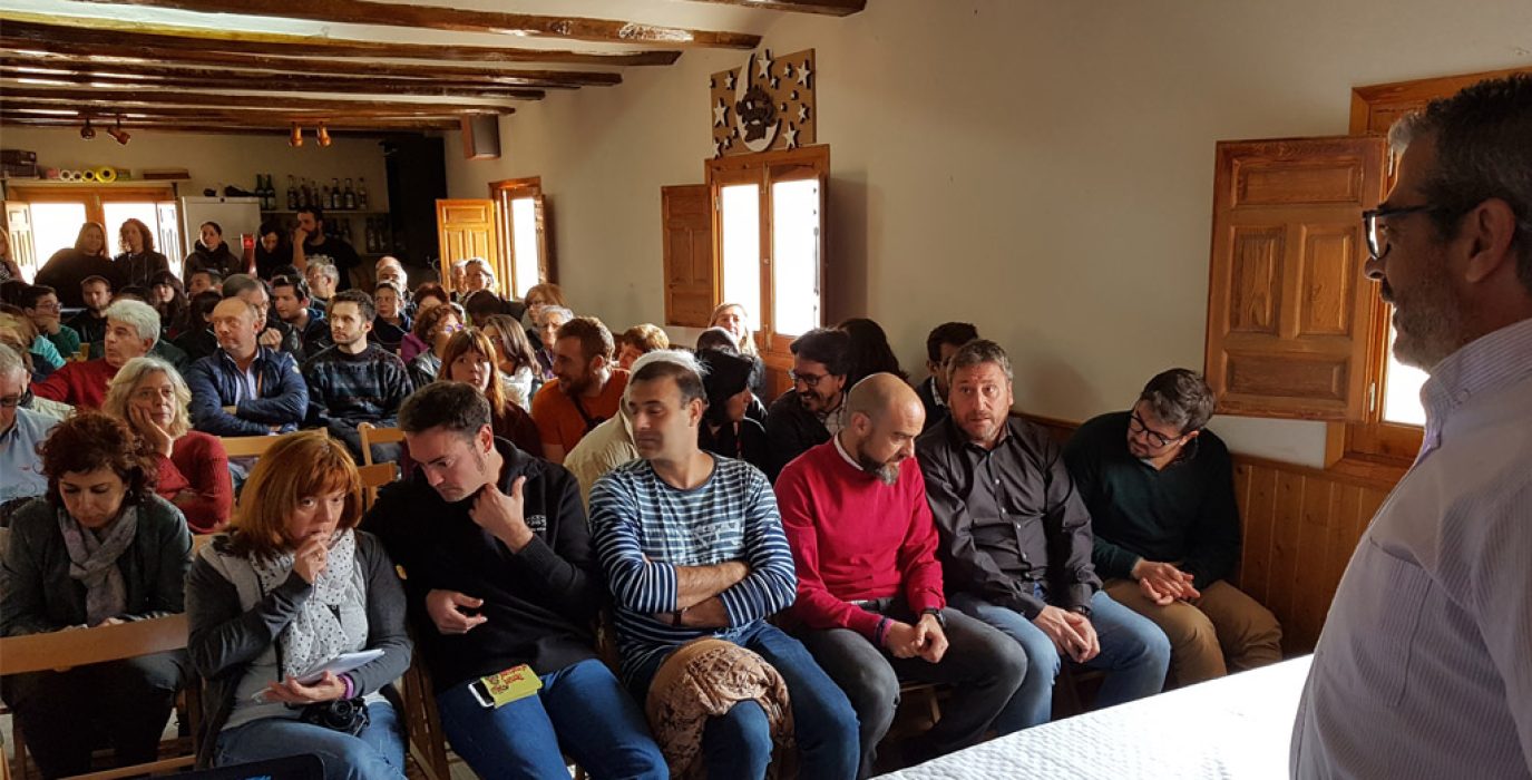 Soro durante la mesa contra la despoblación organizada este sábado en Allepuz. Foto: DGA