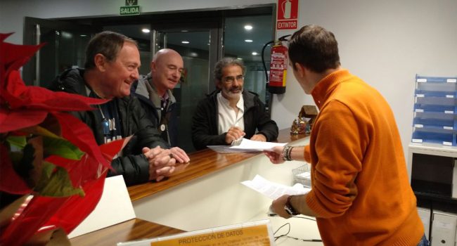 Representantes de Alto Aragón en Común presentando la alegación.