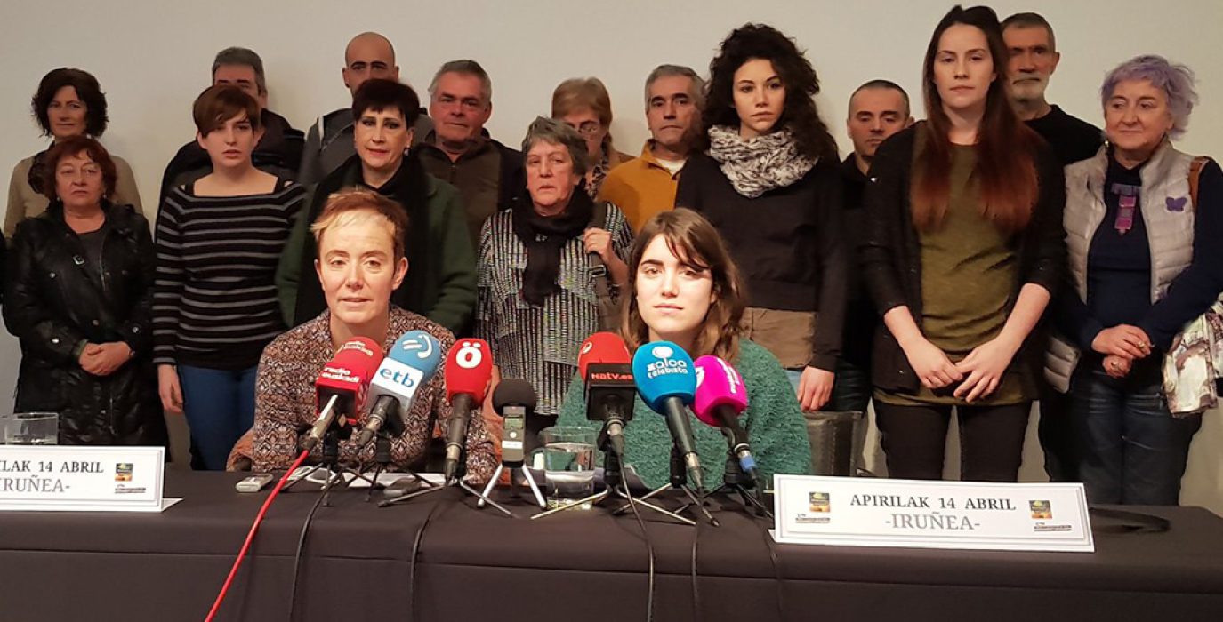 Las portavoces de 'Altsasu Gurasoak' y de 'Altsasukoak Aske' durante la rueda de prensa del jueves. Foto: @Altsasugurasoak