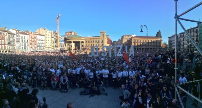 Aspecto de la Plaza del Castillo donde se ha celebrado el acto final de la marcha el pasado 14 de abril. Foto: @Altsasugurasoak