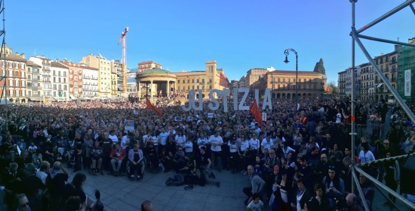 Aspecto de la Plaza del Castillo donde se ha celebrado el acto final de la marcha el pasado 14 de abril. Foto: @Altsasugurasoak
