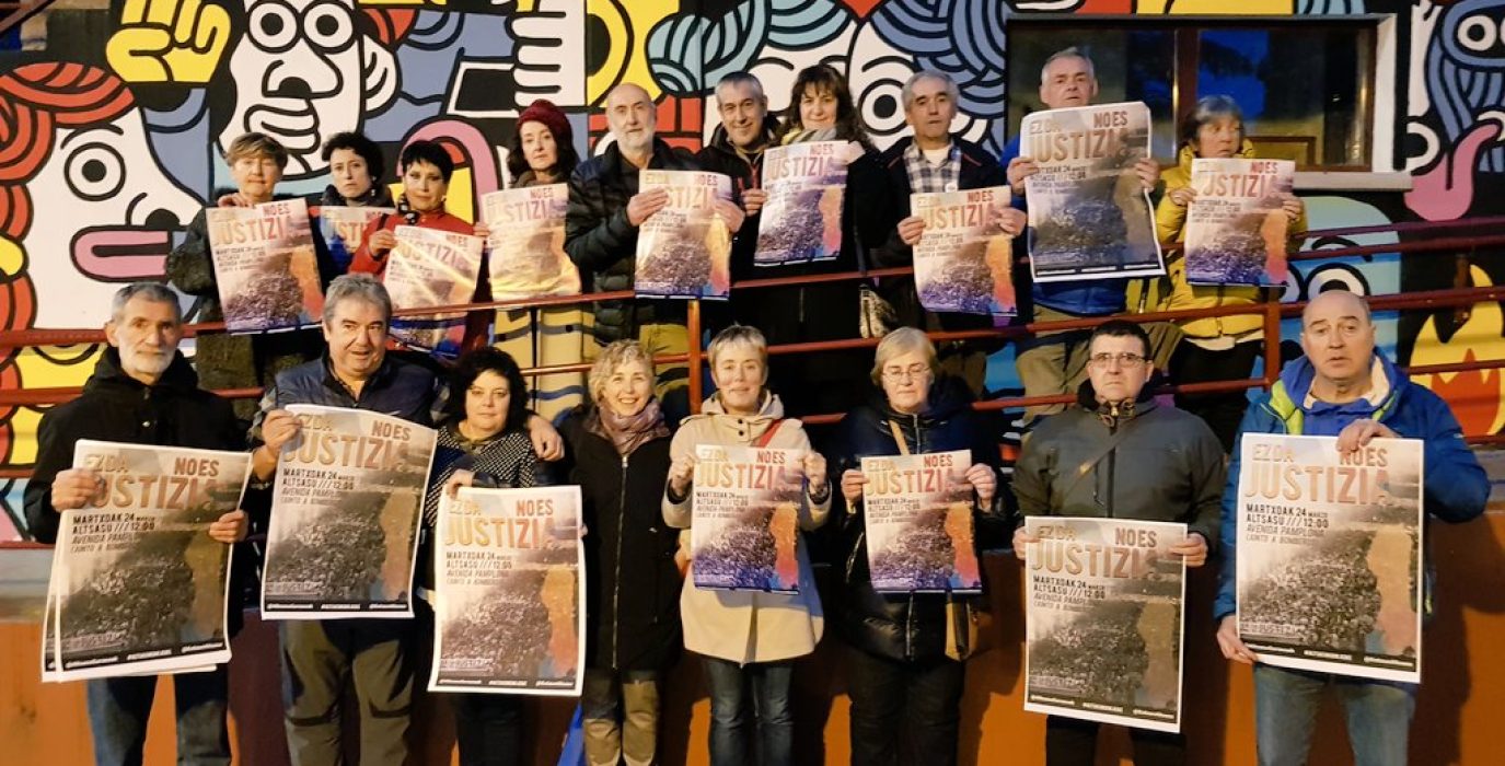 Familiares de los jóvenes condenados con los carteles de la movilización de este domingo. Foto: @Altsasugurasoak