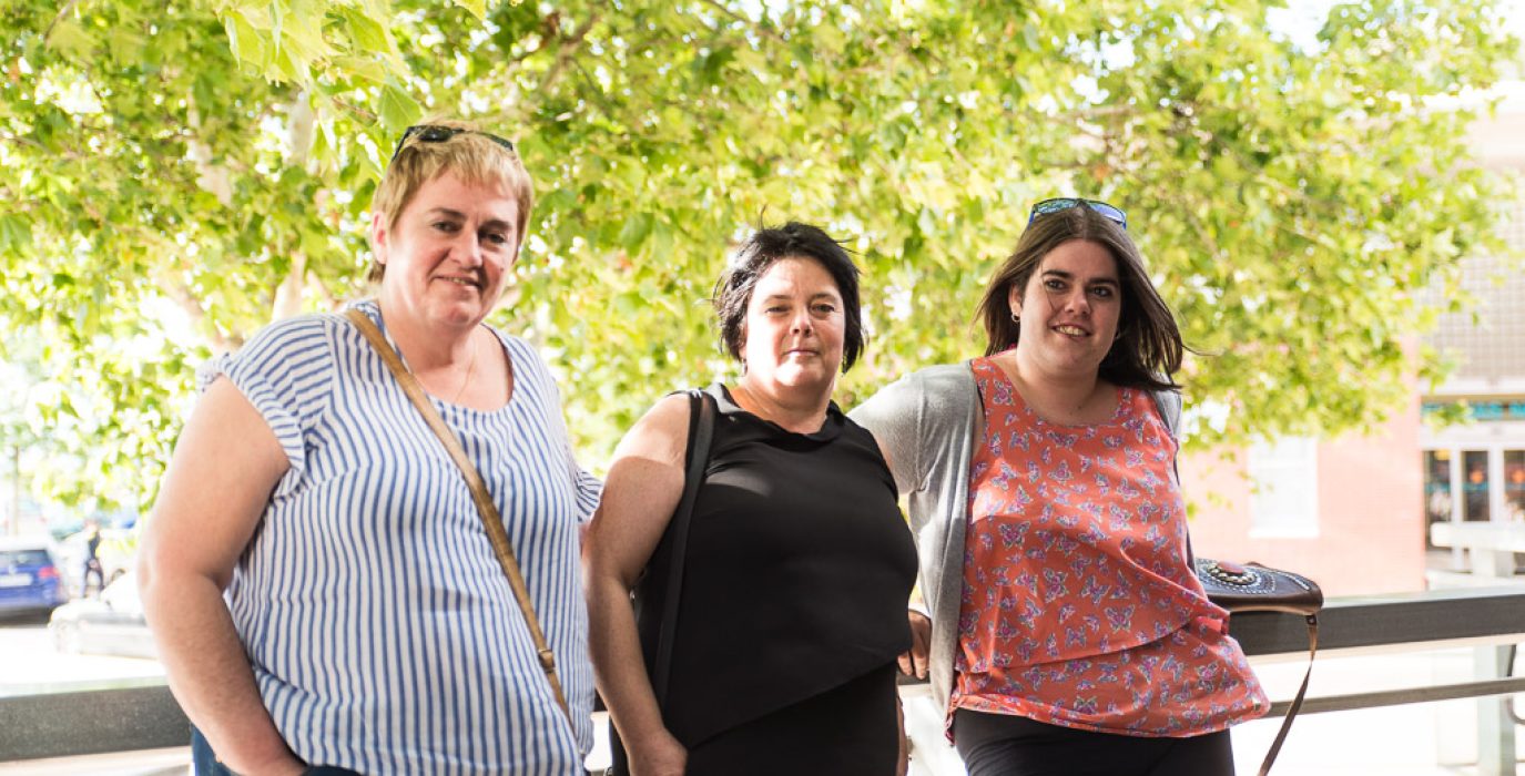 De izquierda a derecha, Igone Goikoetxea, Edurne Goikoetxea y la hermana de Jokin Unamuno Foto: Pablo Ibáñez