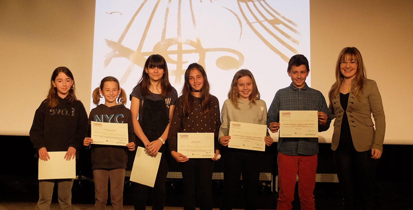 Alumnas del Colegio Fiscal y la profesora Yolanda Mur. Foto: Festival Espiello.