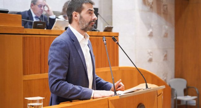 Álvaro Sanz en las cortes de aragón durante el debate del estado del territorio