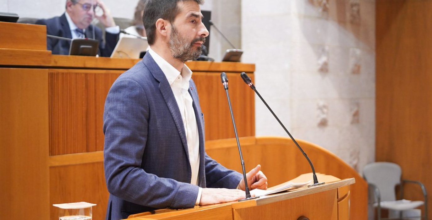 Álvaro Sanz en las cortes de aragón durante el debate del estado del territorio