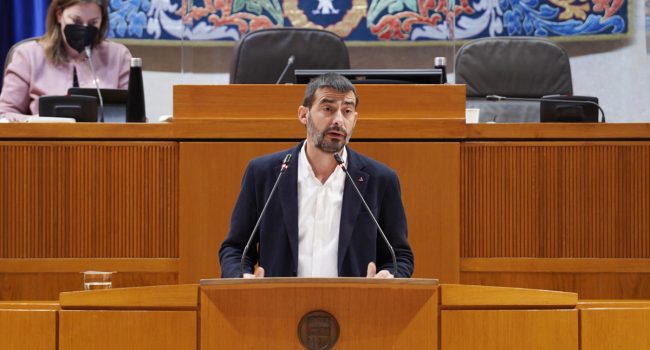 Álvaro Sanz, coordinador y portavoz de IU Aragón, durante el debate de estado de Aragón. Foto: Cortes