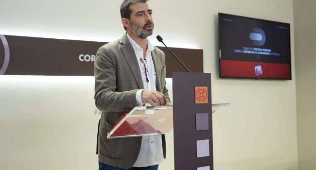 Álvaro Sanz, portavoz de Izquierda Unida Aragón, en la rueda de prensa tras el discurso de Azcón | Foto: Cortes
